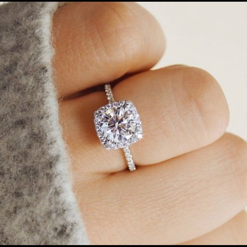 Gorgeous 18k White Gold Plated Crystal Ring